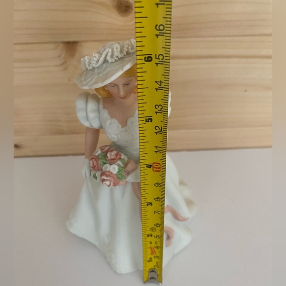 Vintage AVON 1986 Summer Bride Figurine Porcelain Collectible Wedding Keepsake - Picture 8 of 8